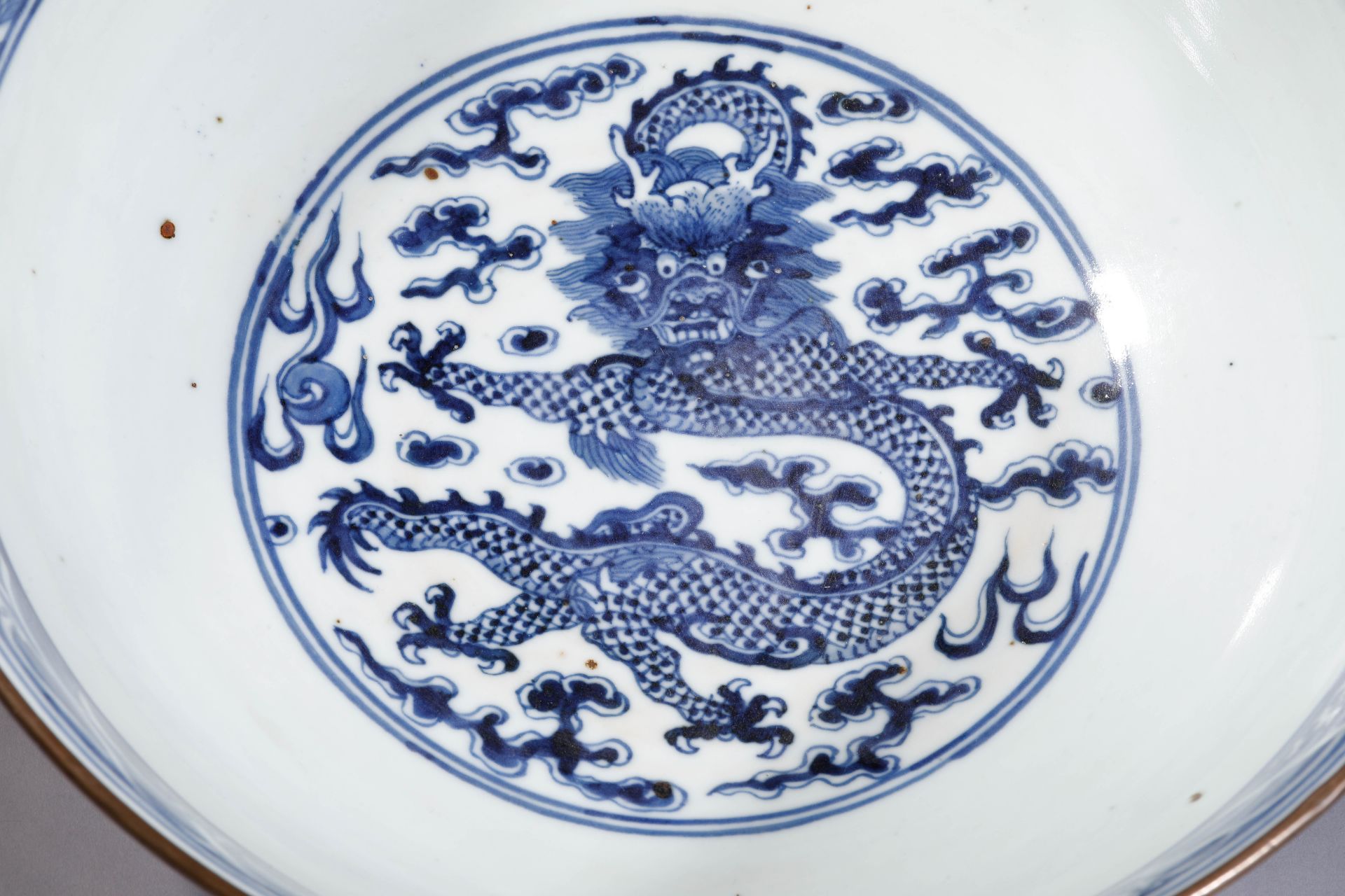 Large coupe en porcelaine blanche décorée en bleu cobalt sous couverte de dragons impériaux flottant - Image 7 of 8