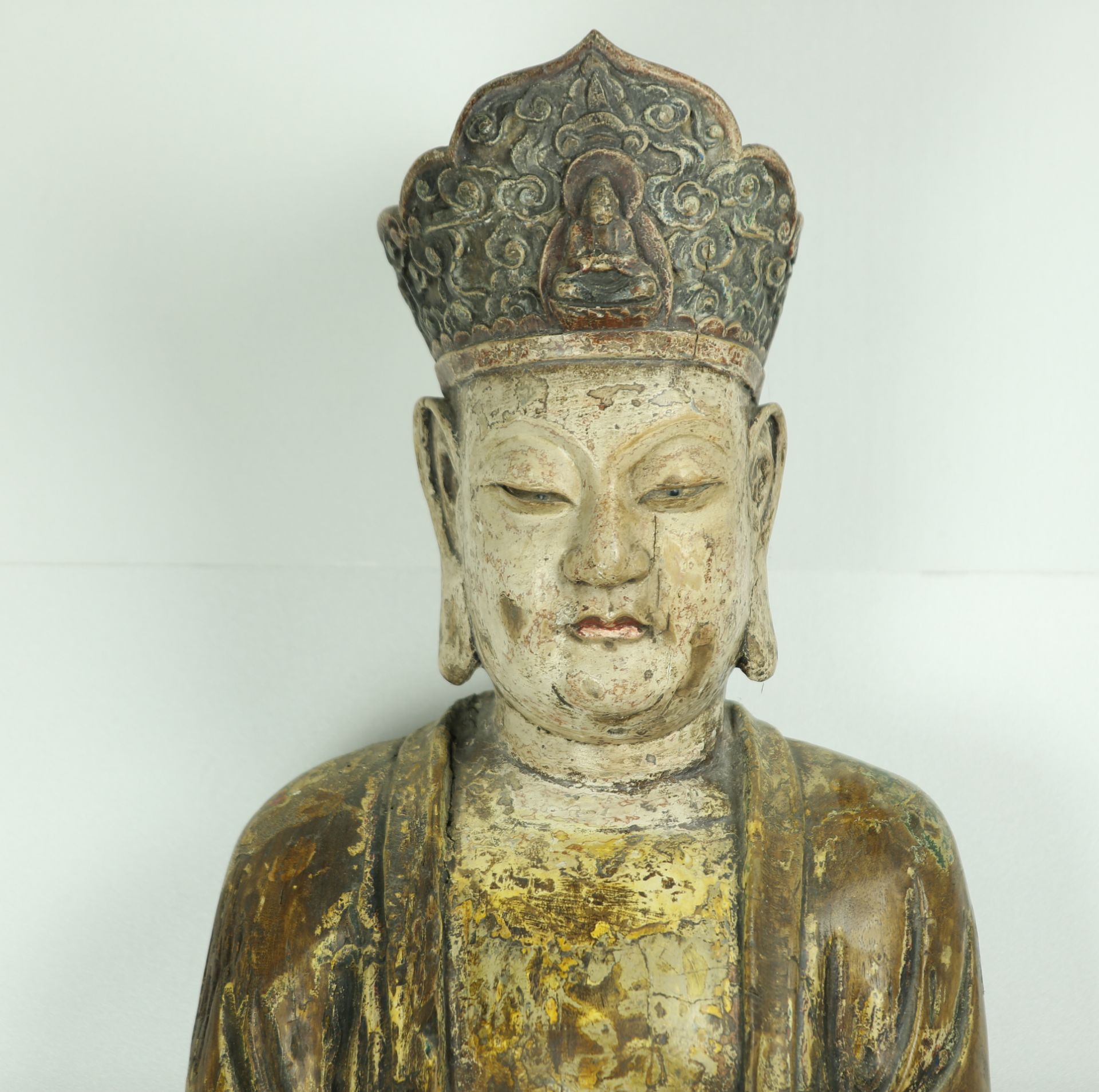Statue processionnelle du Boddhisattva Kwan Yin assis en méditation , sur un haut socle étagé, - Bild 3 aus 8