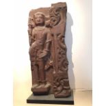 Partie de frise de temple illustrée d'une apsara en tribanga vêtu d'un dhoti et paré de joyaux