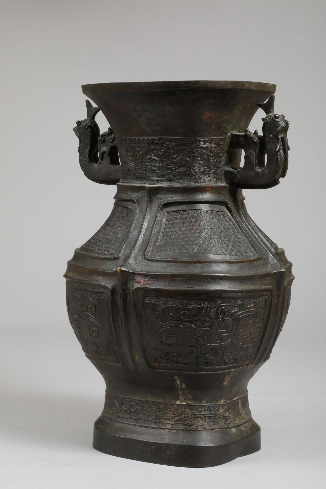 Vase de forme « GU » moulé de huit réserves à motifs archaïsants et géométriques, et de deux - Bild 4 aus 9