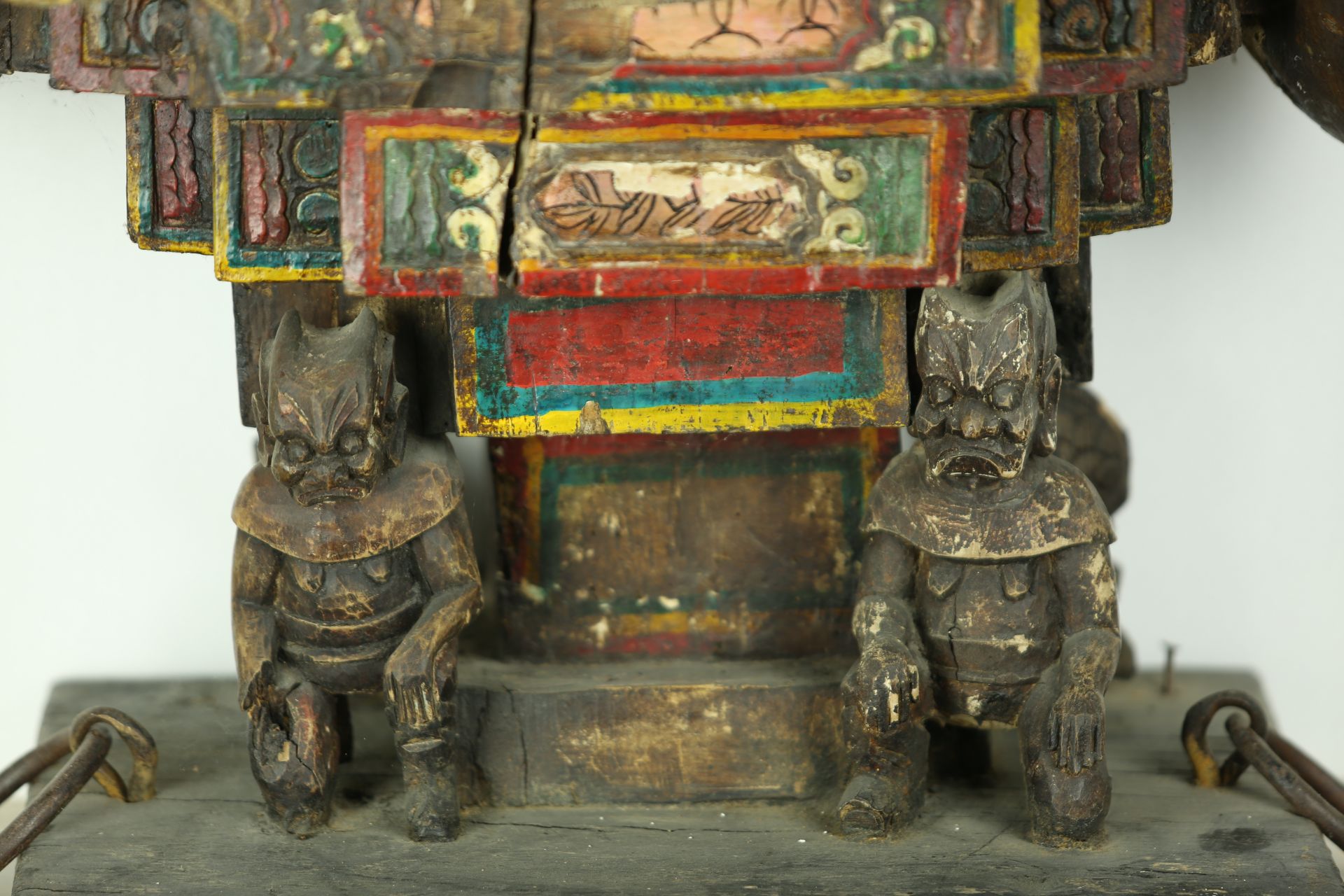 Statue processionnelle du Boddhisattva Kwan Yin assis en méditation , sur un haut socle étagé, - Bild 8 aus 8