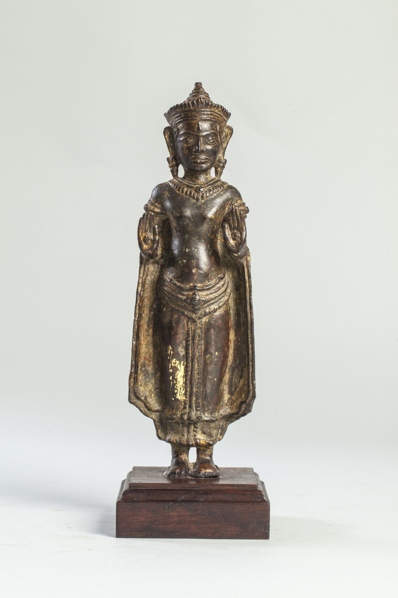 Buddha debout de la robe monastique à pans déployés ceinturé à la taille d'une large bande d'étoffe,