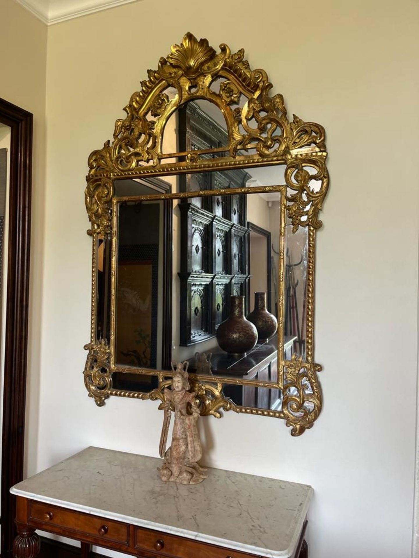 Grand miroir en bois doré à parcloses et fronton Décor d'aigles, de rinceaux feuillagés et fleuris