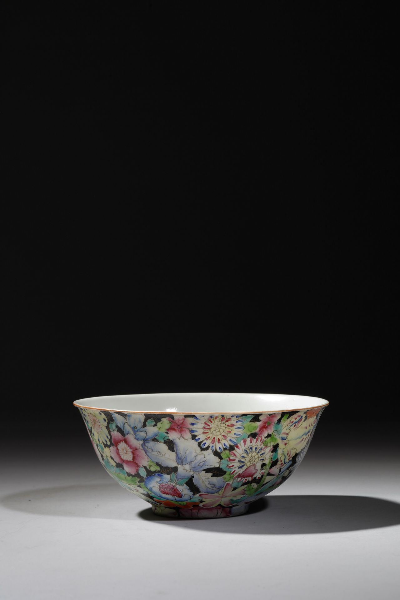 Coupelle « Mille Fleurs » en porcelaine blanche décorée en émaux polychromes sur la couverte d’une - Image 4 of 6