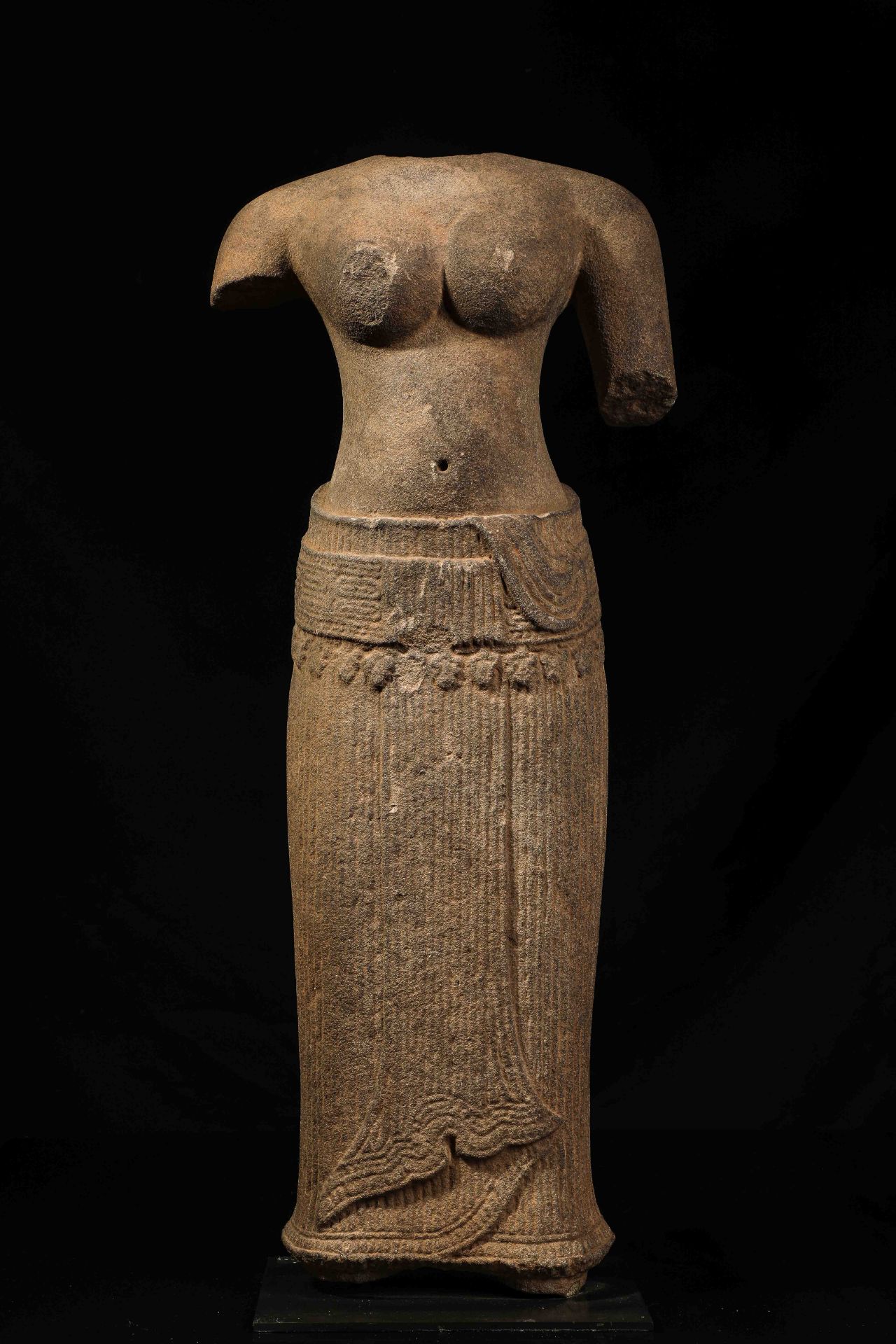 Torse de Uma dénudé , vêtu d'un sarong long plissé retenu par une large ceinture plate à - Image 11 of 11