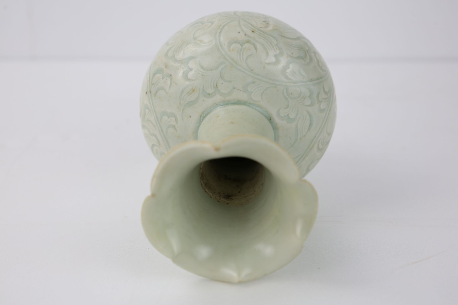 Vase collerette «  Qinbaï » sur pied en couronne, panse globulaire et col cornet ouvert en feston au - Image 2 of 4