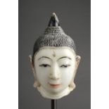Tête de Buddha marqué de l'urna au milieu du front à la coiffure bouclée sommée d'un rasmi piriforme