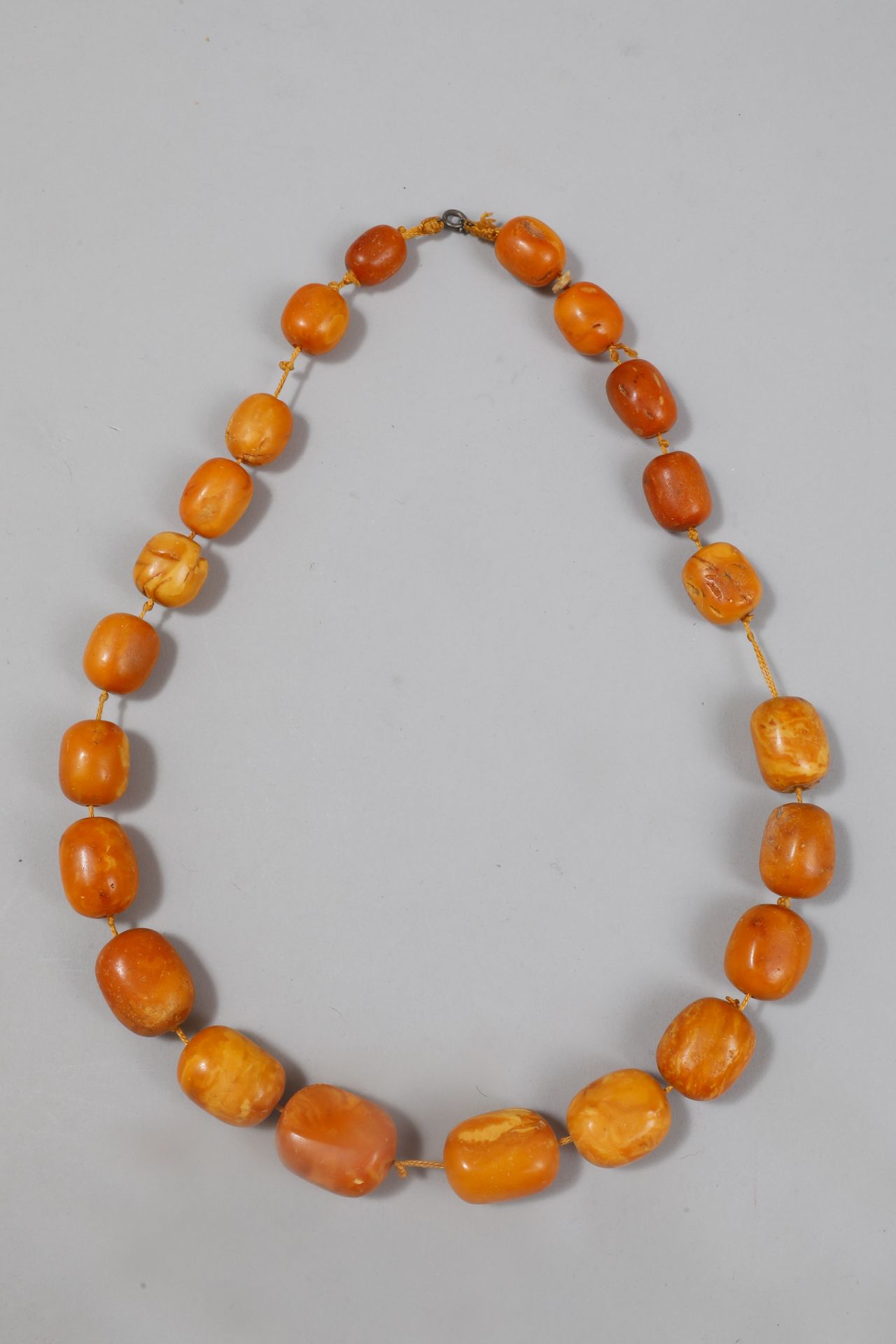 Collier de 22 perles d’Ambre Tibet Ancien 34cm Ancienne collection Famille de Fauque de Jonquières