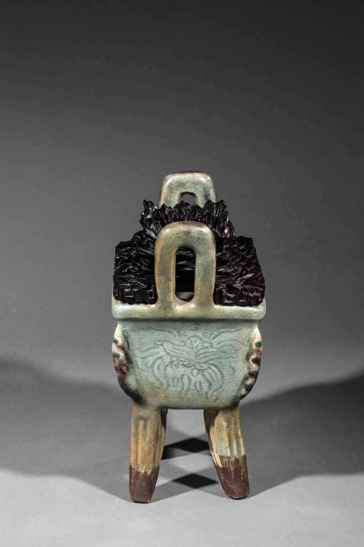 Brûle parfum Fangding archaïsant en épaisse porcelaine incisée de motif floraux sous glaçure - Image 3 of 6