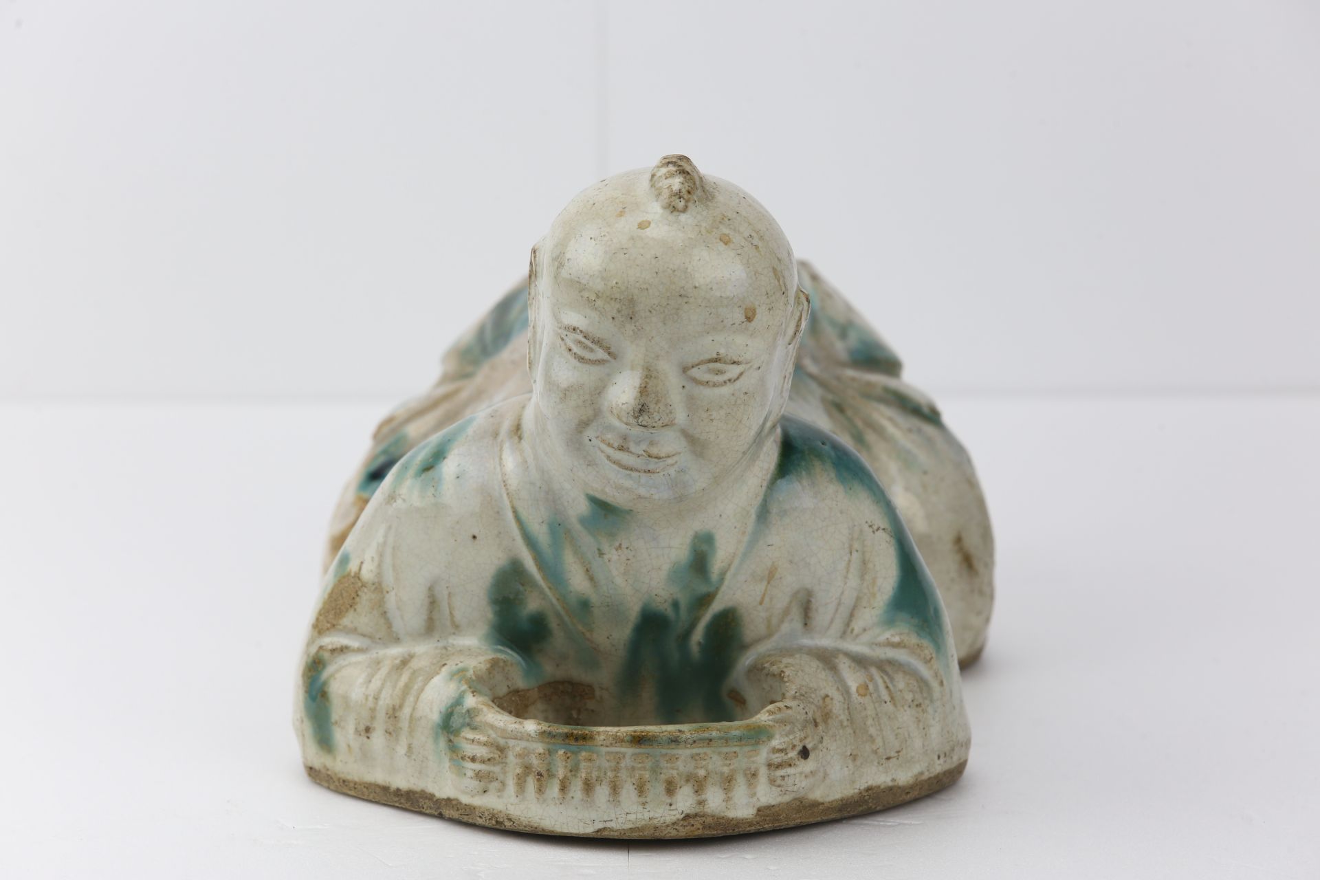 Repose tête en céramique « Sançaï » à glaçure bicolore turquoise et blanc illustrant un serviteur - Bild 3 aus 6