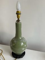 Vase globulaire à haut col droit en porcelaine à glaçure céladon orné d’un prunus en blanc sur la