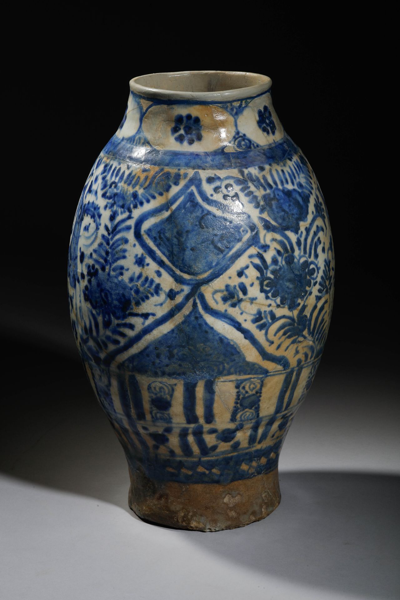 Vase ovoïde en céramique siliceuse à glaçure plombifère à décor en bleu sous couverte de bouque- - Image 2 of 5