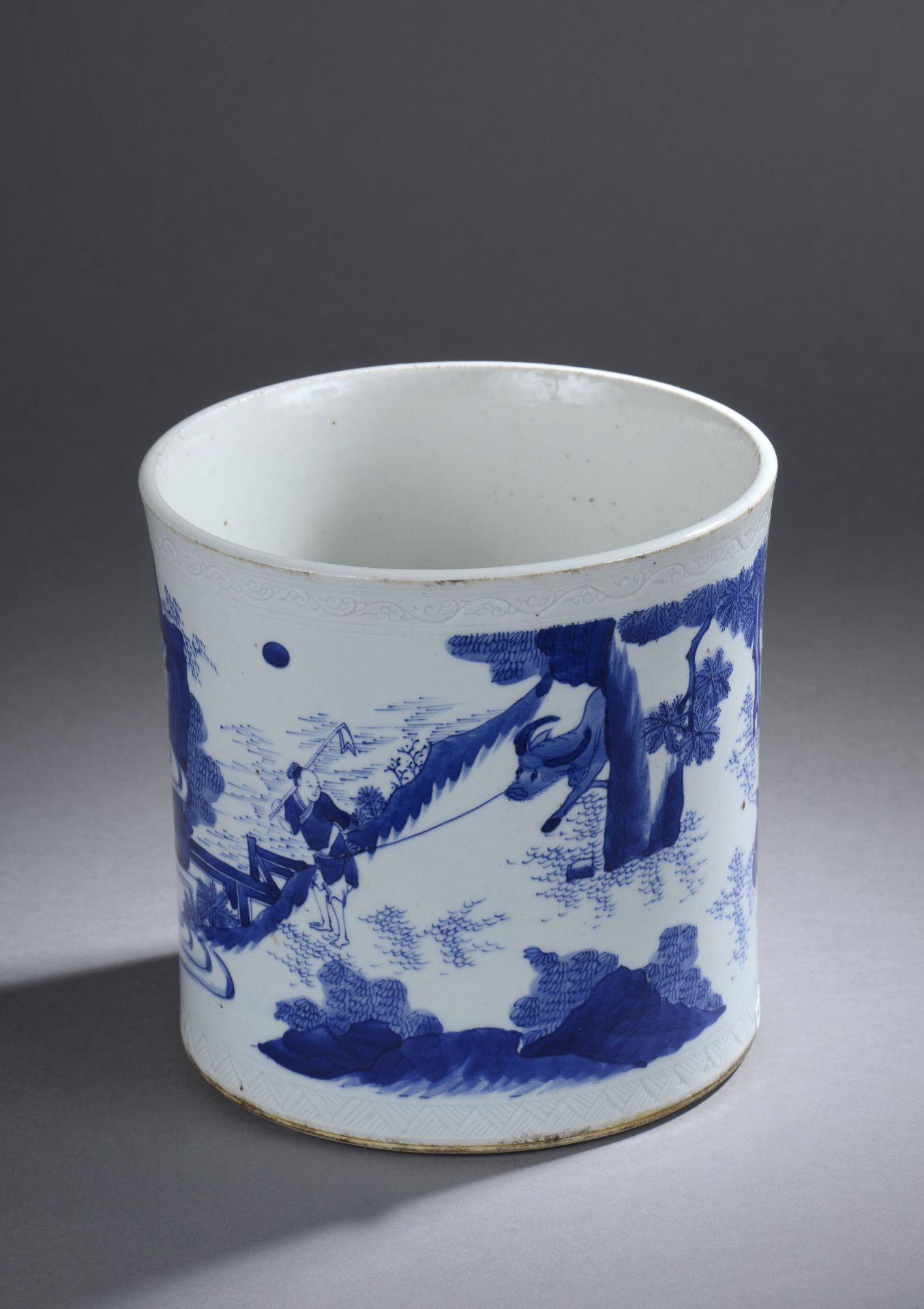 Porte Pinceaux Bitong, Objet de lettré, de forme cylindrique en porcelaine illustré en bleu cobalt