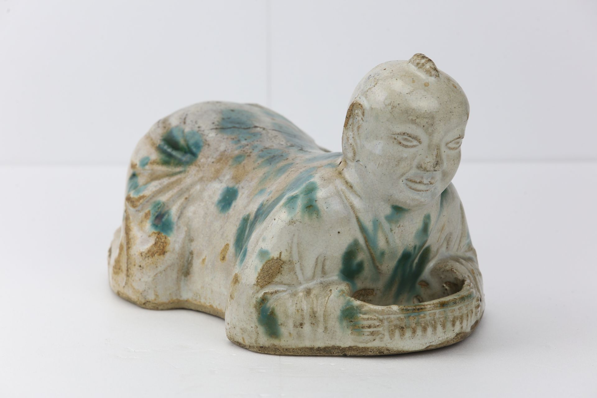 Repose tête en céramique « Sançaï » à glaçure bicolore turquoise et blanc illustrant un serviteur - Bild 2 aus 6