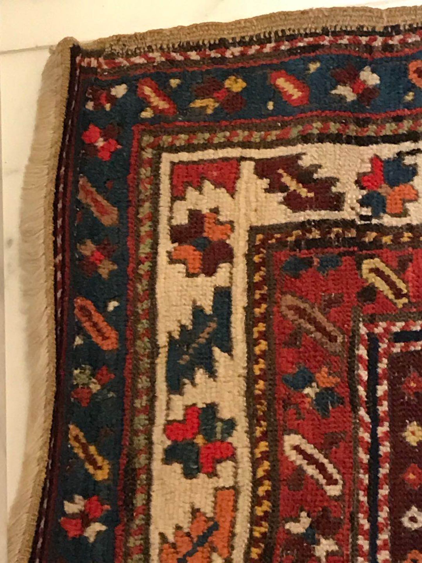 Tapis tribal en laine polychrome à décor de motifs traditionnels 365 x 114 cm - Image 16 of 16