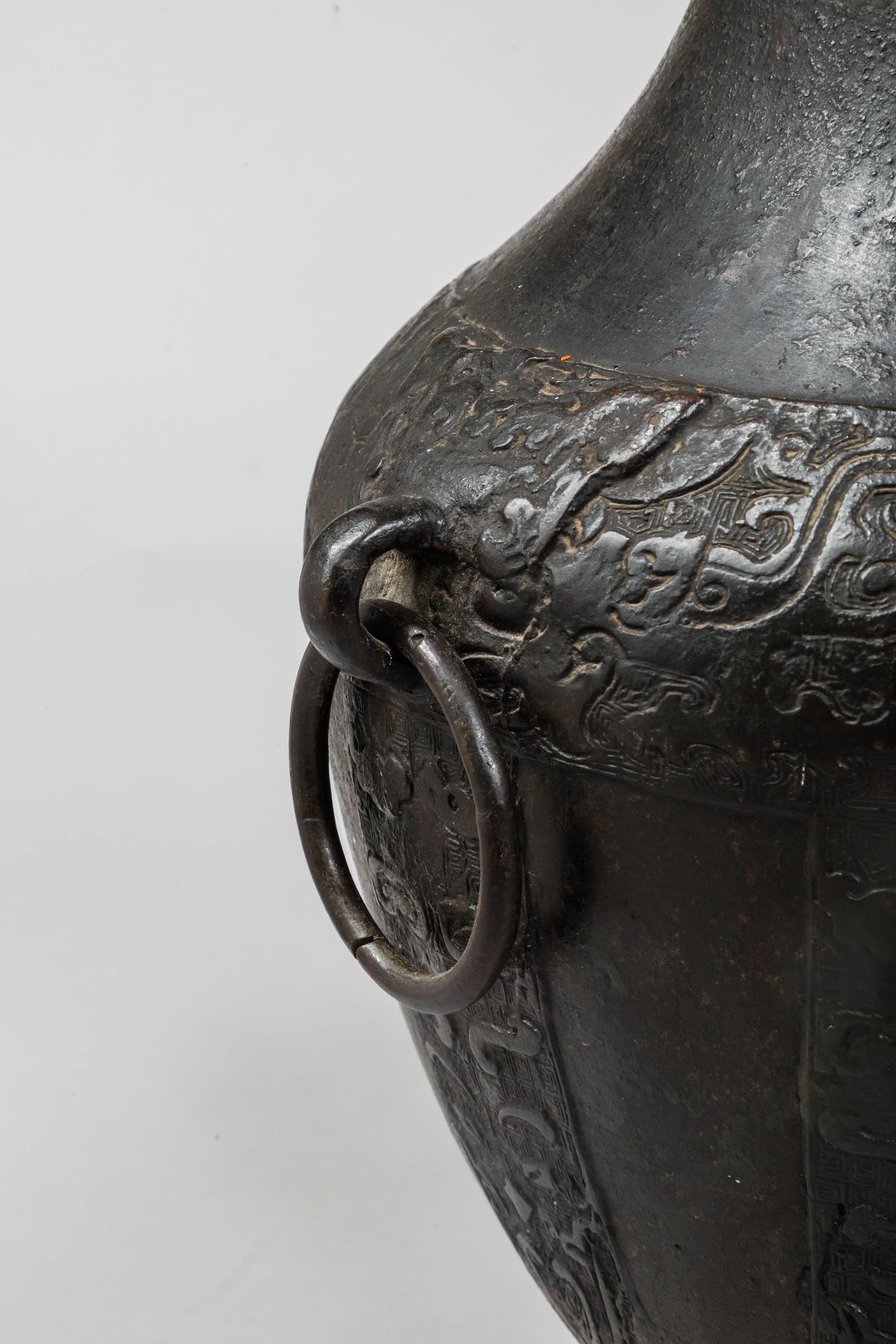 Vase de forme « HU » moulé à l’épaulement d’une frise de motifs archaïsants et bannières retombant - Image 5 of 5