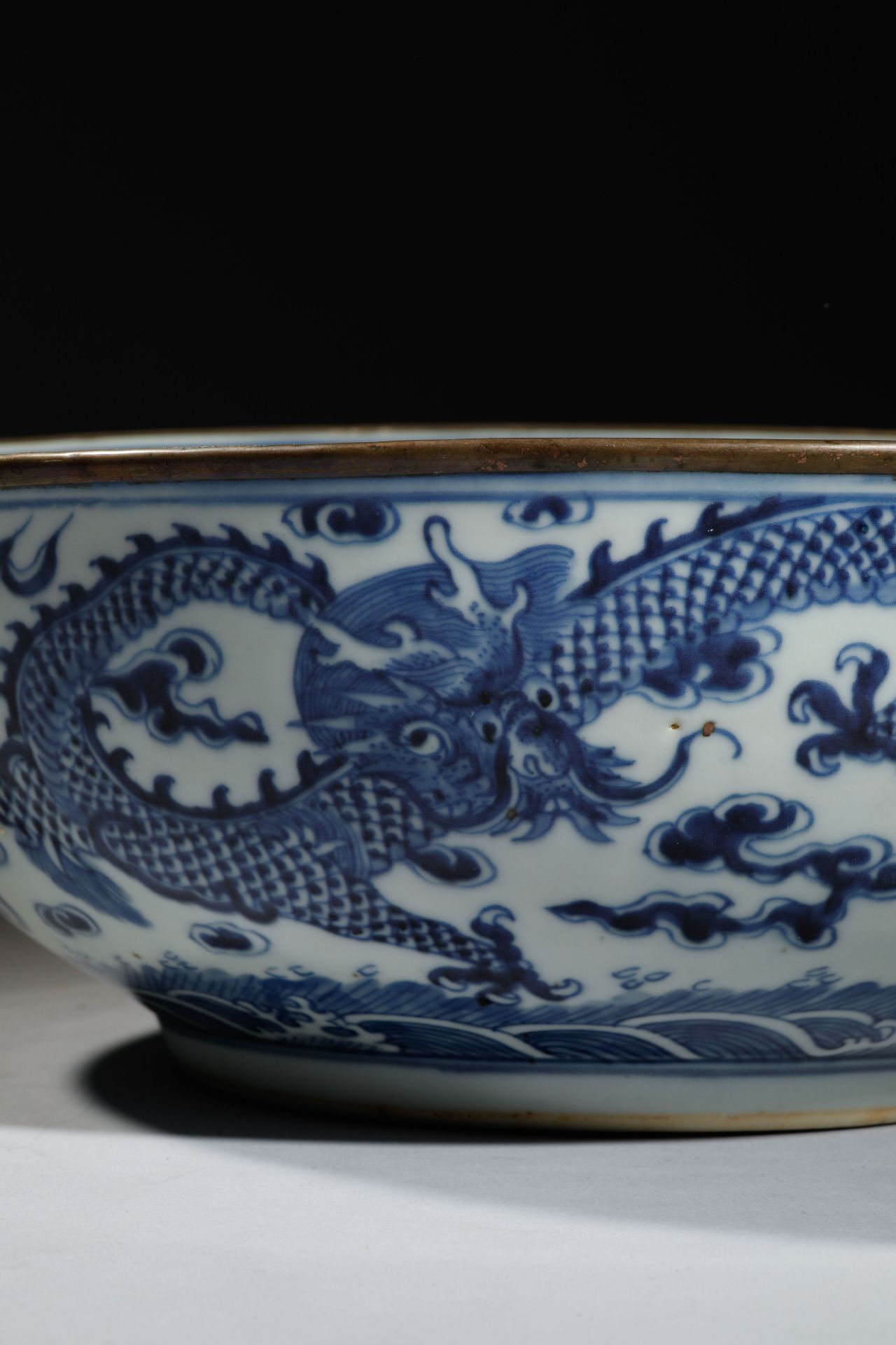 Large coupe en porcelaine blanche décorée en bleu cobalt sous couverte de dragons impériaux flottant - Bild 6 aus 8