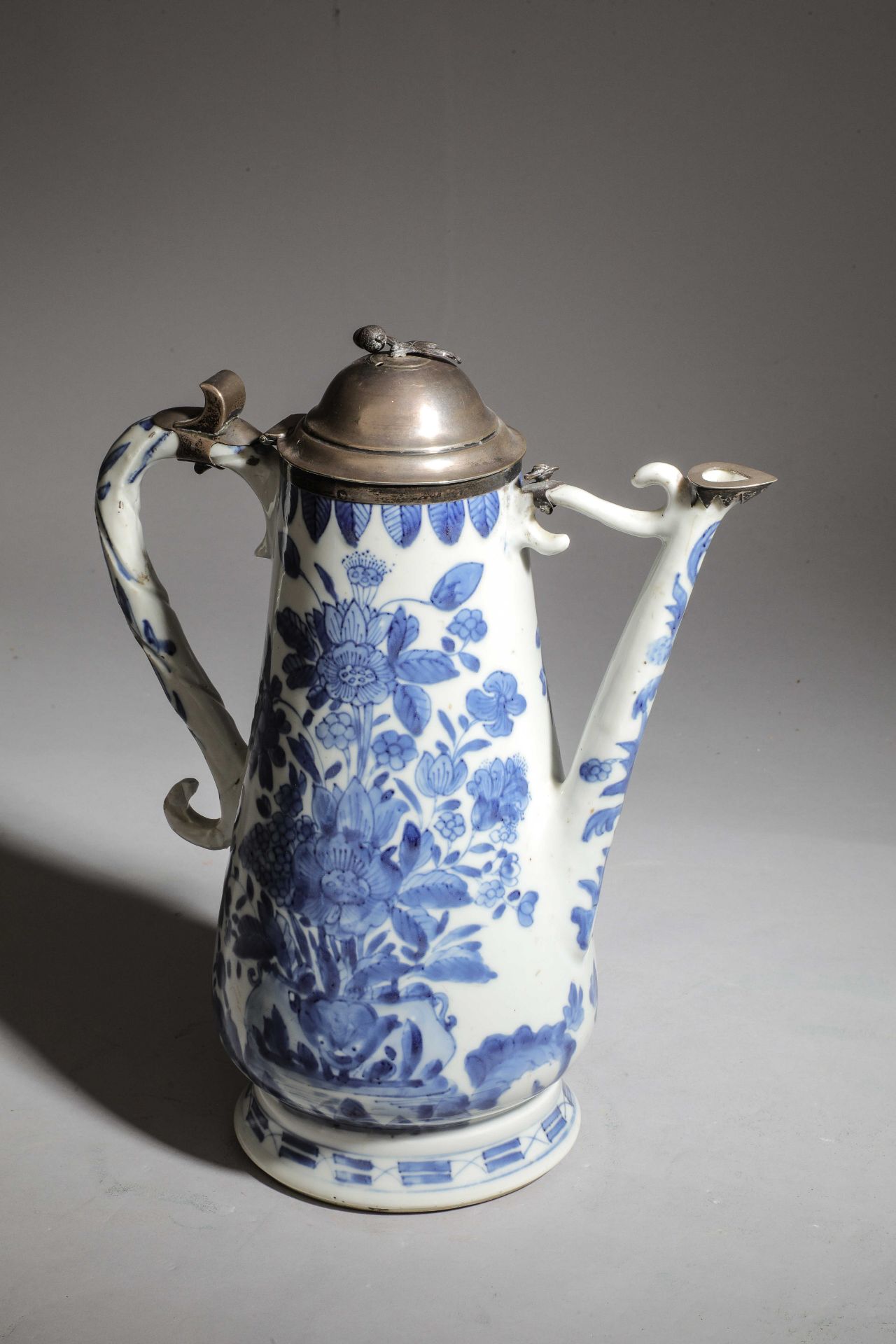 Verseuse en porcelaine blanche décorée en bleu cobalt sous couverte de motifs floraux Chine Dynastie - Image 2 of 5