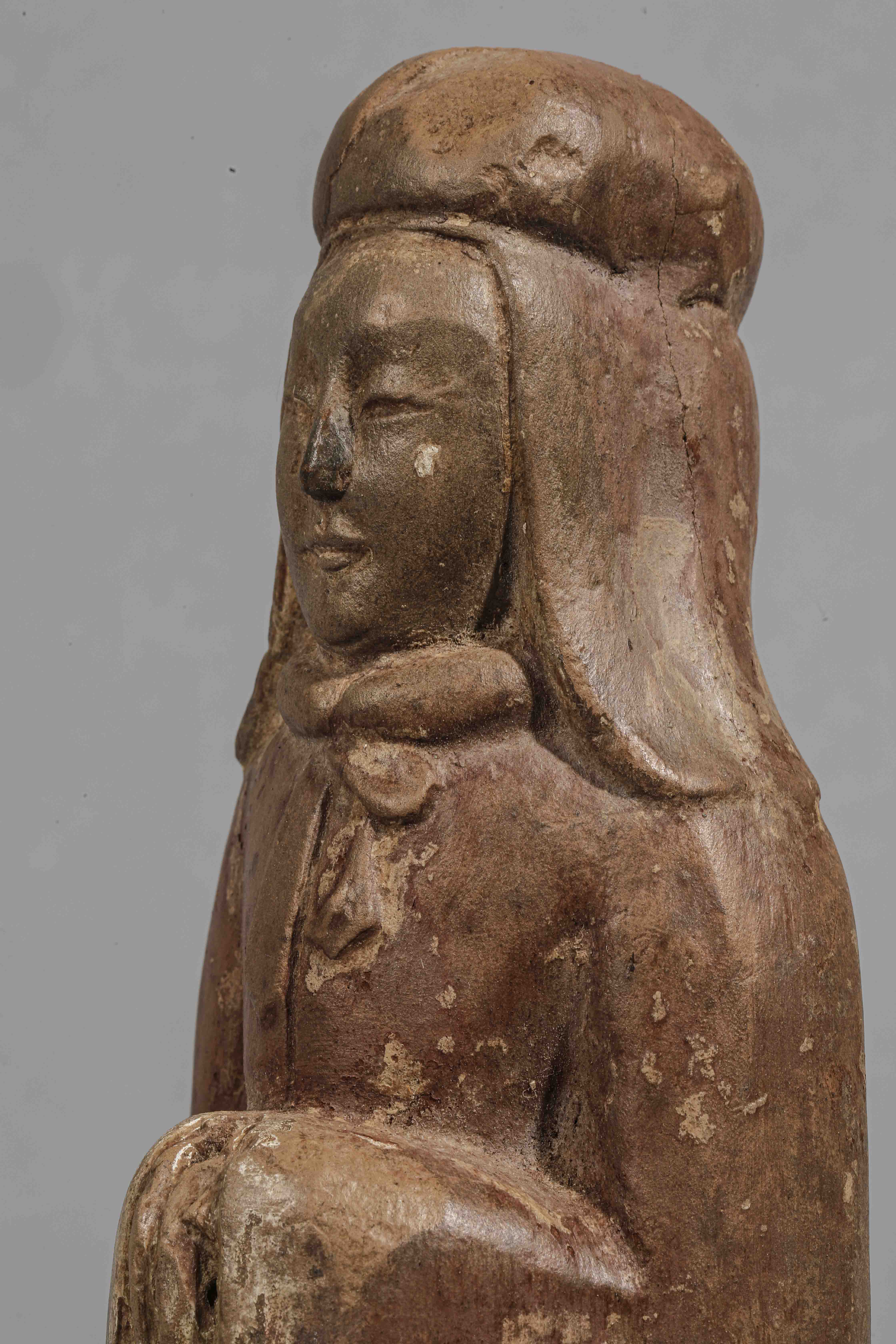Mingqi dame de cour figurée debout vêtu d’une longue tunique cachant ses mains , ou son ventre en - Image 3 of 5