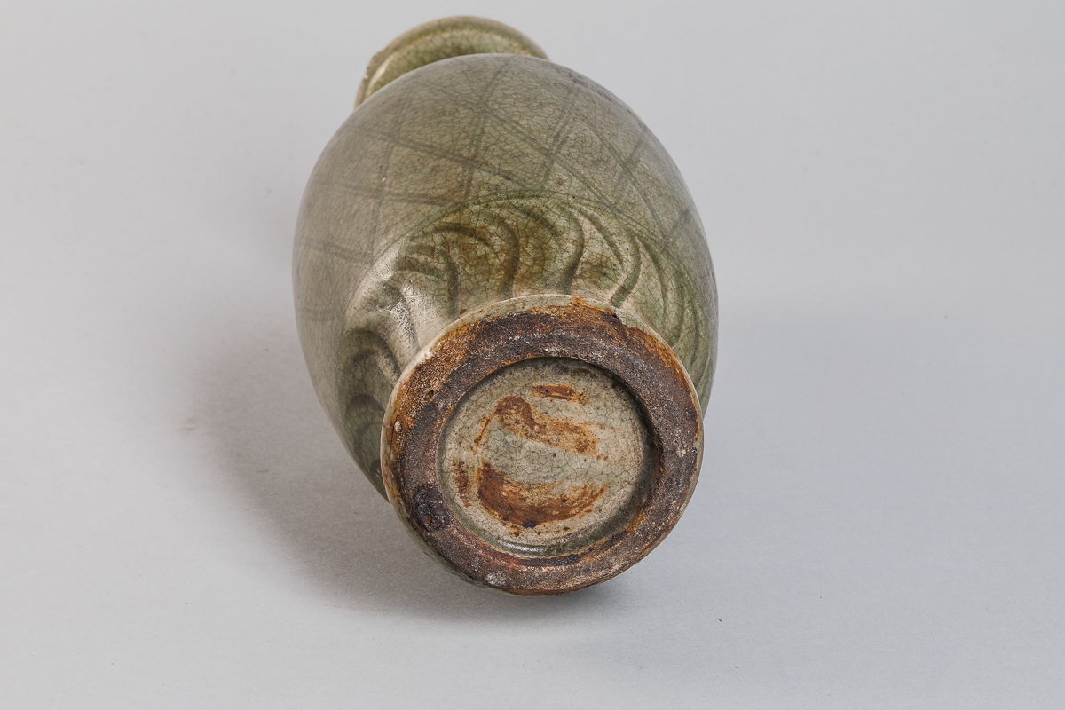 Vase balustre en porcelaine du Longquan en forme de flacon sur piédouche, panse ovoïde et haut col - Image 4 of 4