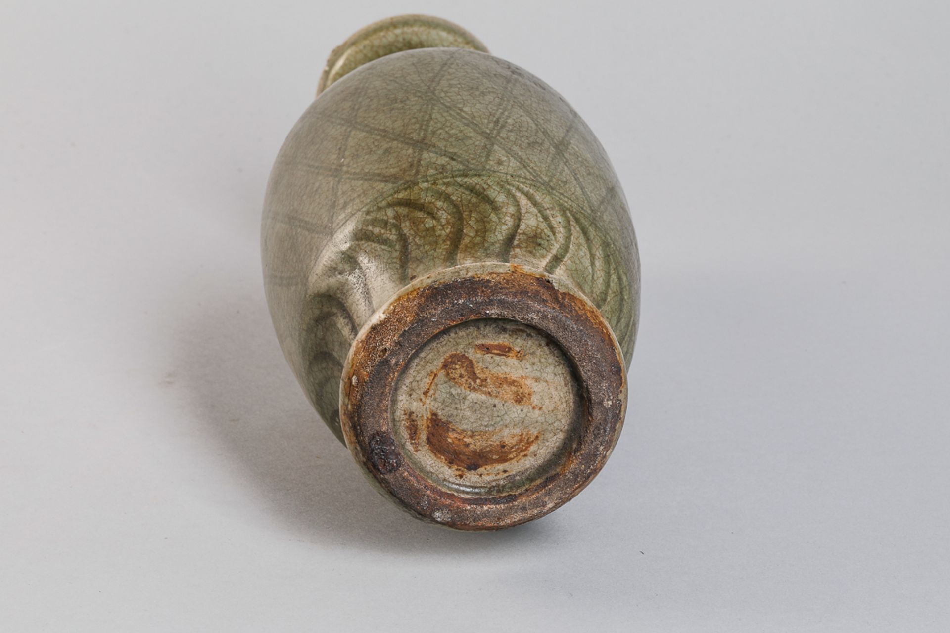 Vase balustre en porcelaine du Longquan en forme de flacon sur piédouche, panse ovoïde et haut col - Bild 4 aus 4