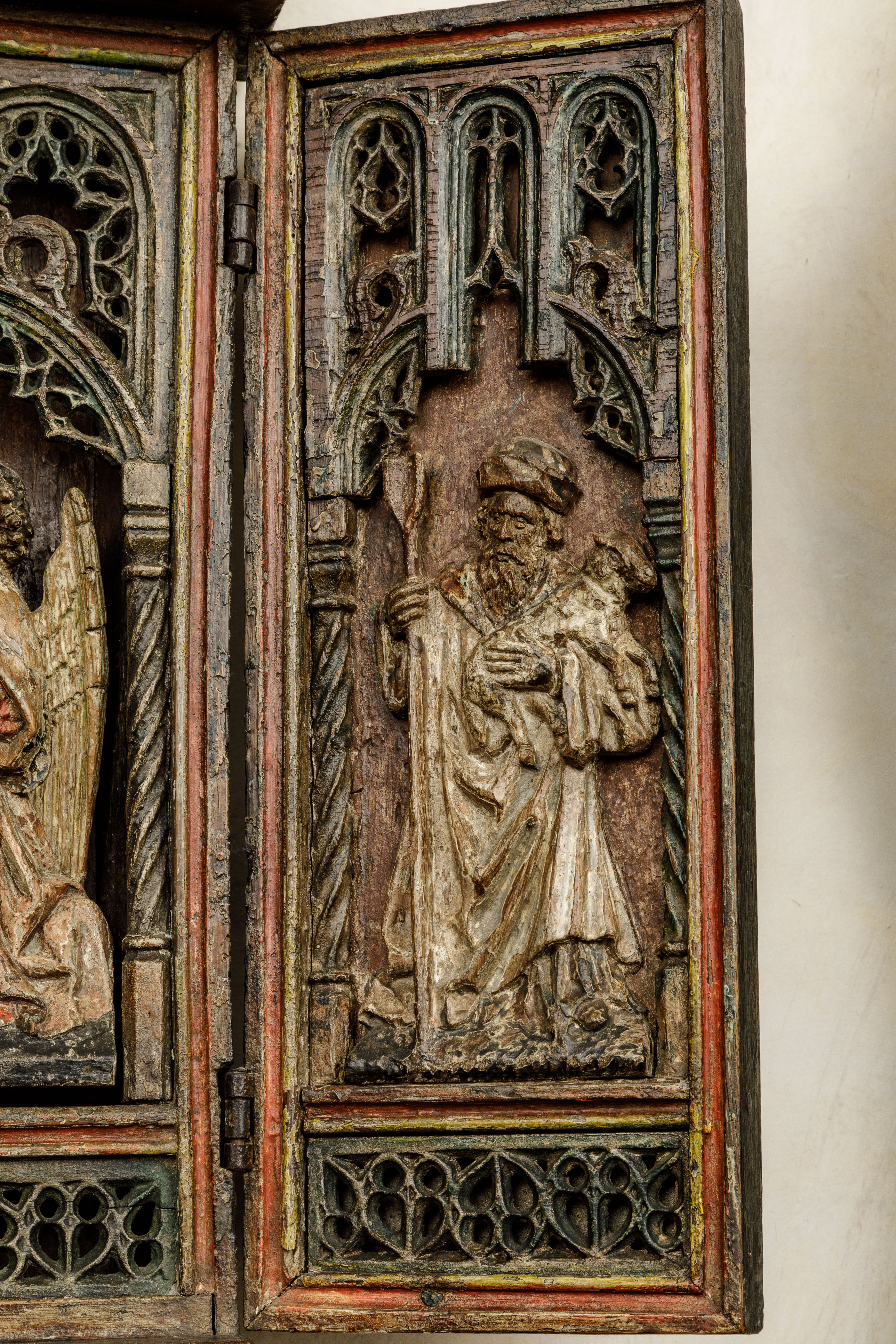 Retable flamand en chêne, triptyque dont la section centrale est sculptée avec la Vierge et l' - Image 4 of 7