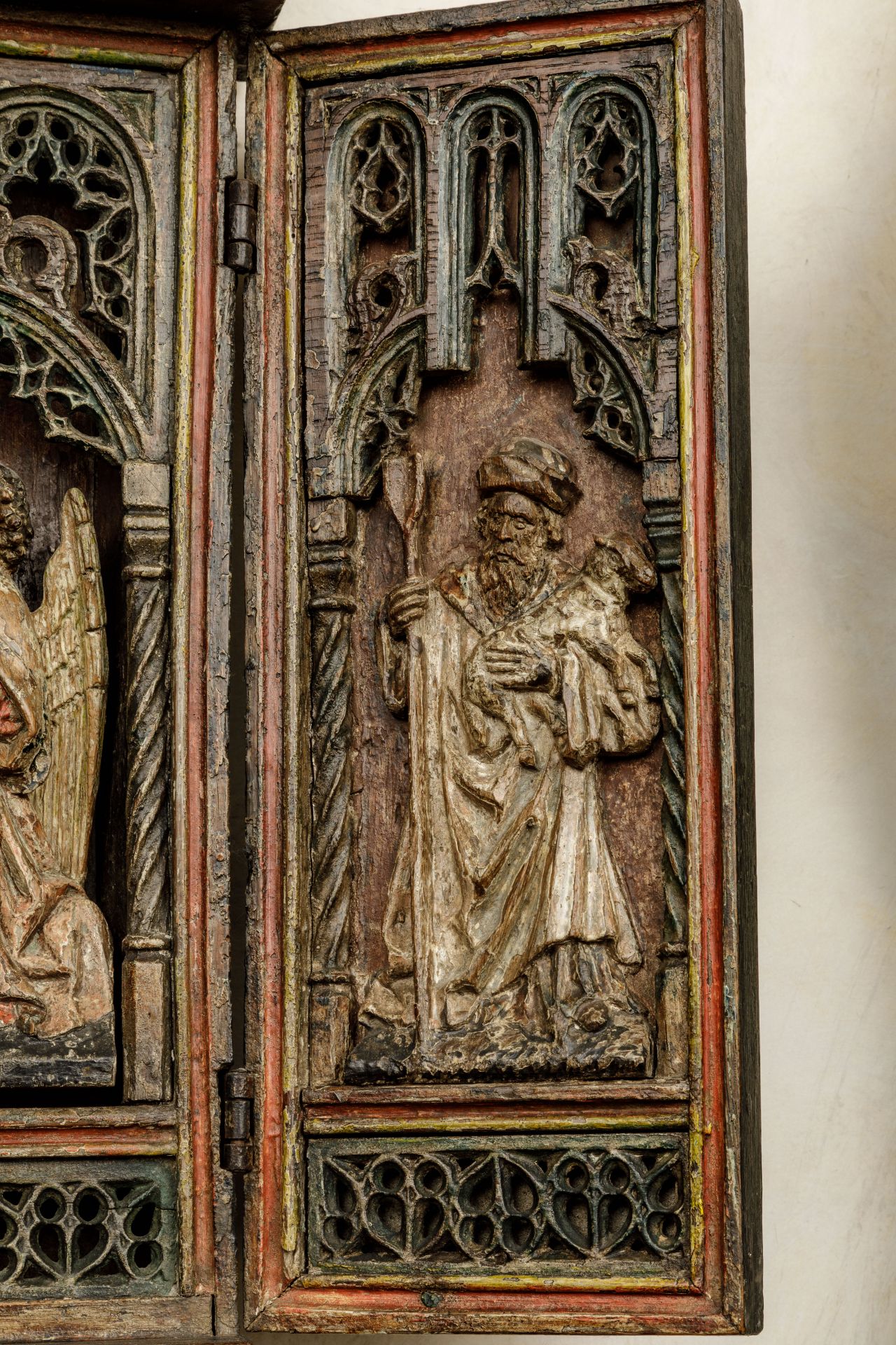 Retable flamand en chêne, triptyque dont la section centrale est sculptée avec la Vierge et l' - Bild 4 aus 7