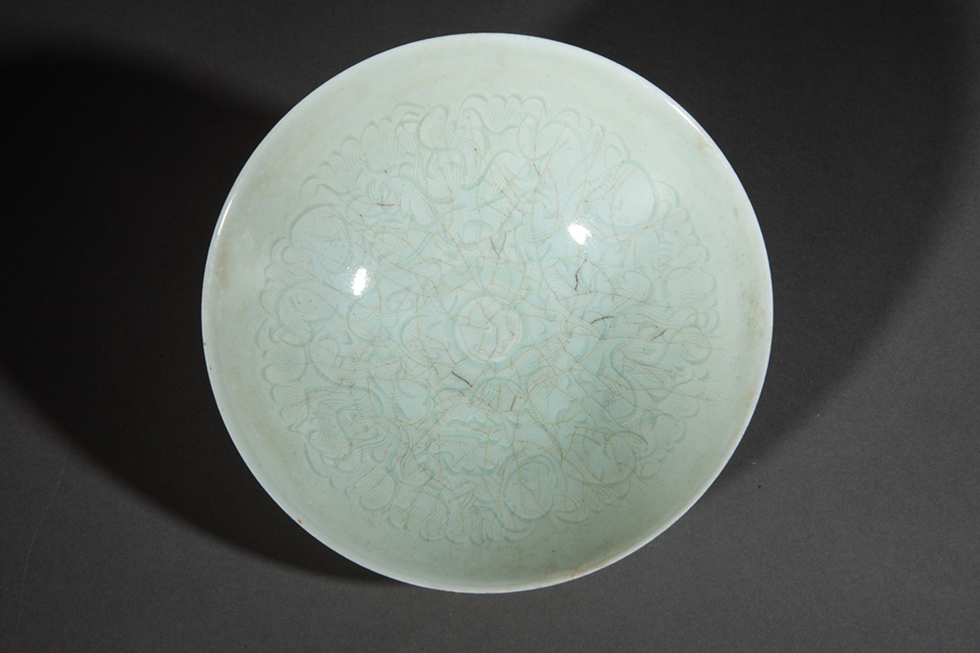 Paire de coupelles Qinbaï en fine porcelaine à décor incisé sous couverte monochrome céladon - Bild 3 aus 5