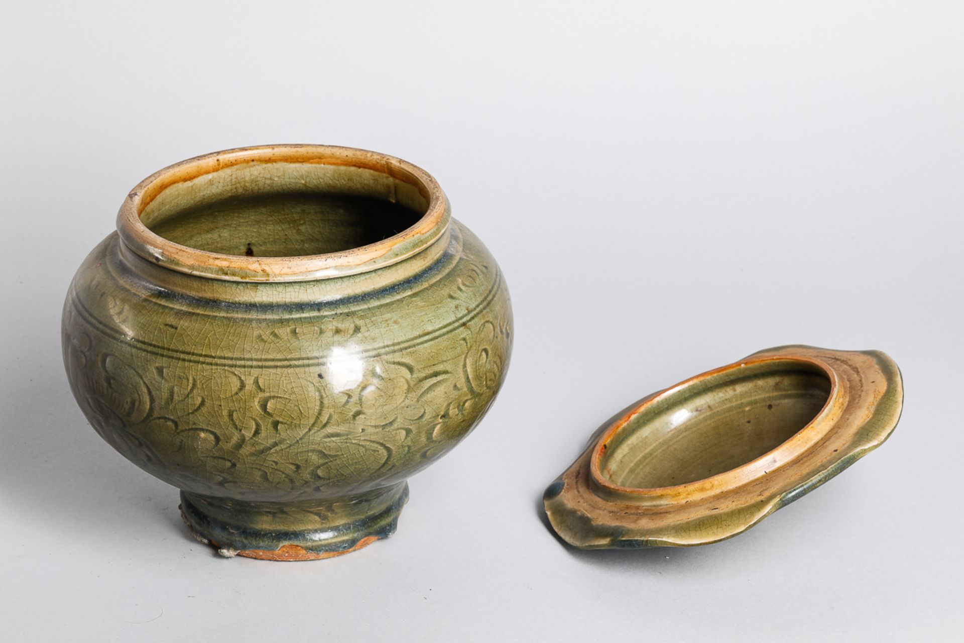 Bouillon couvert en épaisse porcelaine du Longquan incisé sous glaçure monochrome céladon de - Bild 3 aus 6