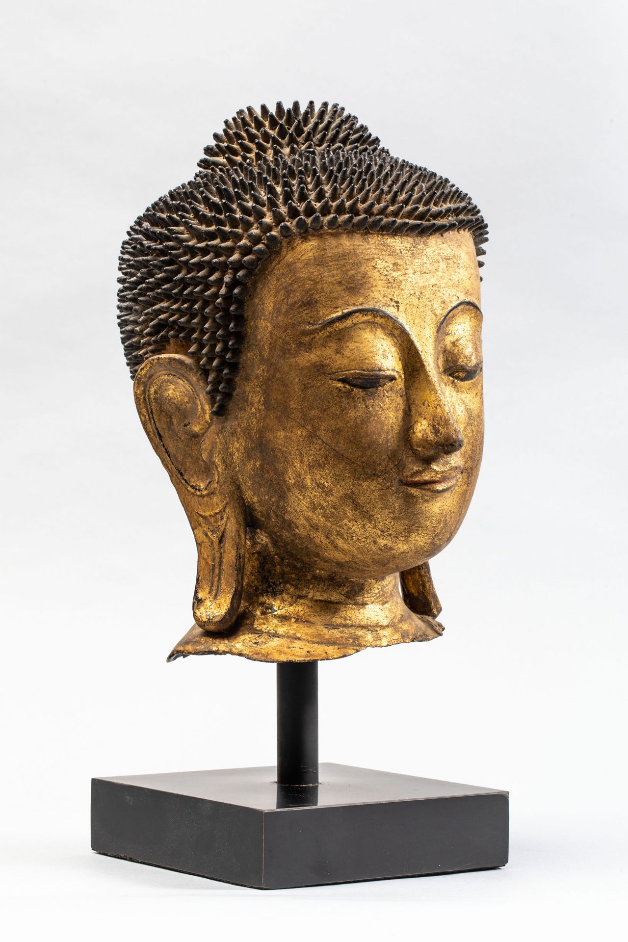 Tête de Buddha coiffée de fines bouclettes hérissées surmontée de la protubérance crânienne ushnisha - Bild 2 aus 4