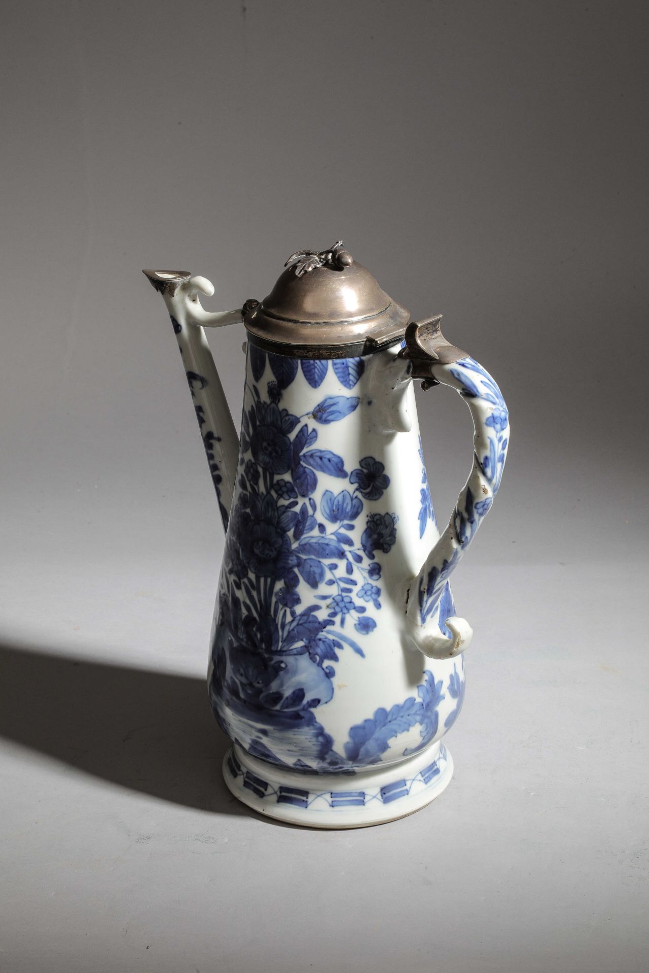 Verseuse en porcelaine blanche décorée en bleu cobalt sous couverte de motifs floraux Chine Dynastie - Image 3 of 5