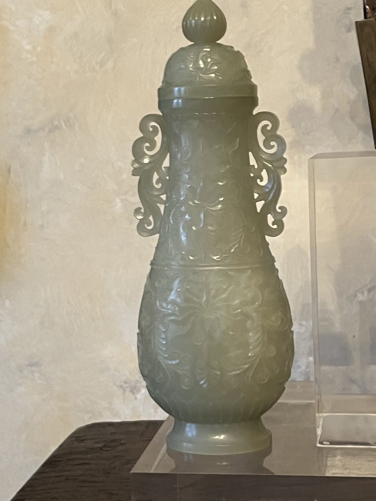 Vase couvert à décor de motifs floraux serti d'une paire d'anses ciselée en ajour Jade translucide - Image 2 of 6