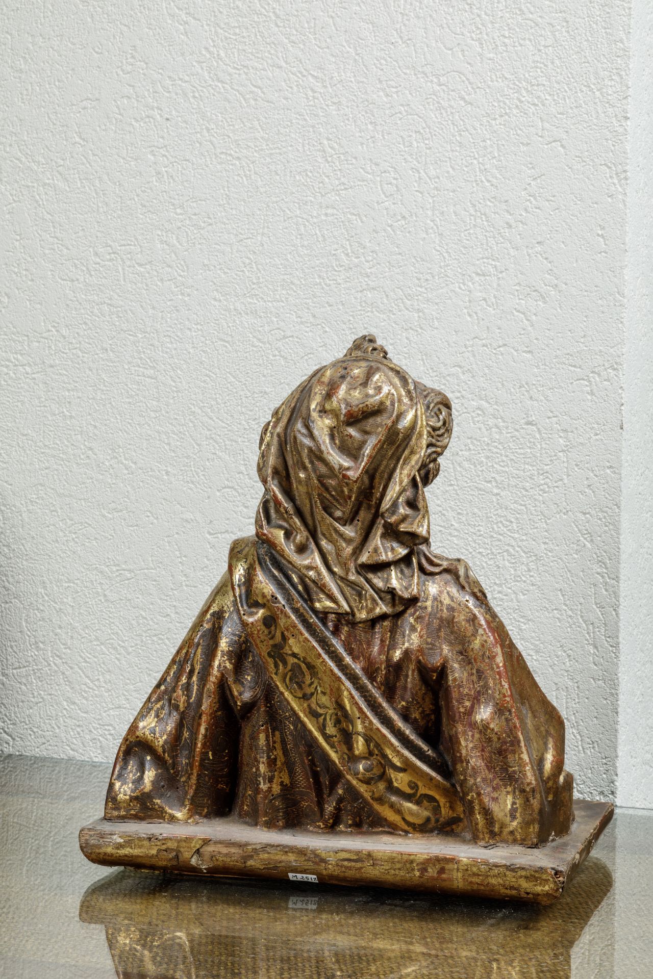 Buste de Sainte Bois de tilleul doré et polychromé Epoque flamande 16 eme siècle Ht 37 Provenance - Image 4 of 4