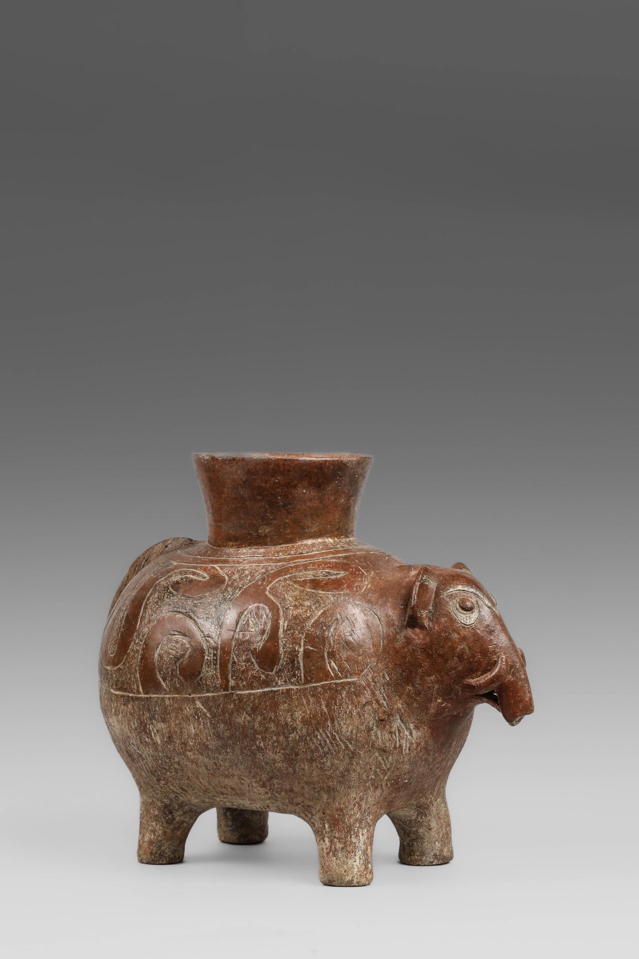 Vase zoomorphe figurant un éléphant à l’arrêt, l’ouverture du coll sur son dos Terre cuite ocre brun - Bild 2 aus 5