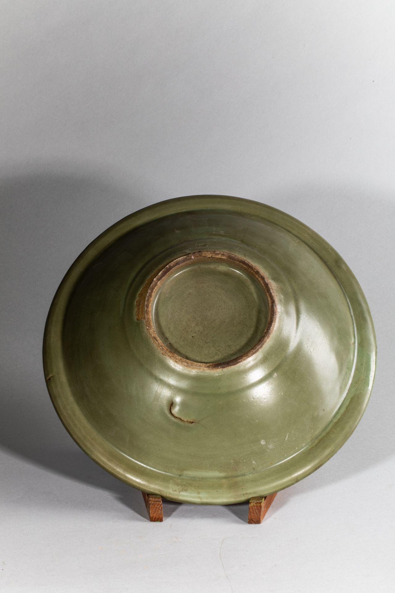 Plat en épaisse porcelaine du longquan à décor incisé sous glaçure monochrome céladon à décor de - Bild 2 aus 2