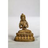 Vajradara assis en dhyâna asana sur une base à double rang de lotus, les mains en dharma çAkra mudra