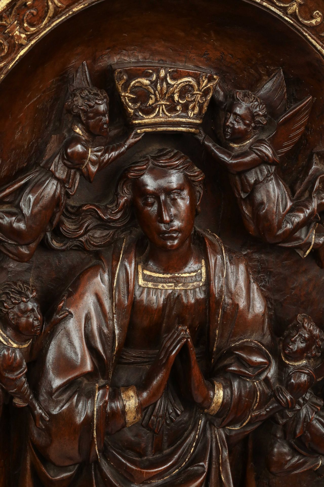 Haut relief sculpté de la Vierge, dans une niche, se tenant sur un croissant de lune, entourée de - Bild 5 aus 5
