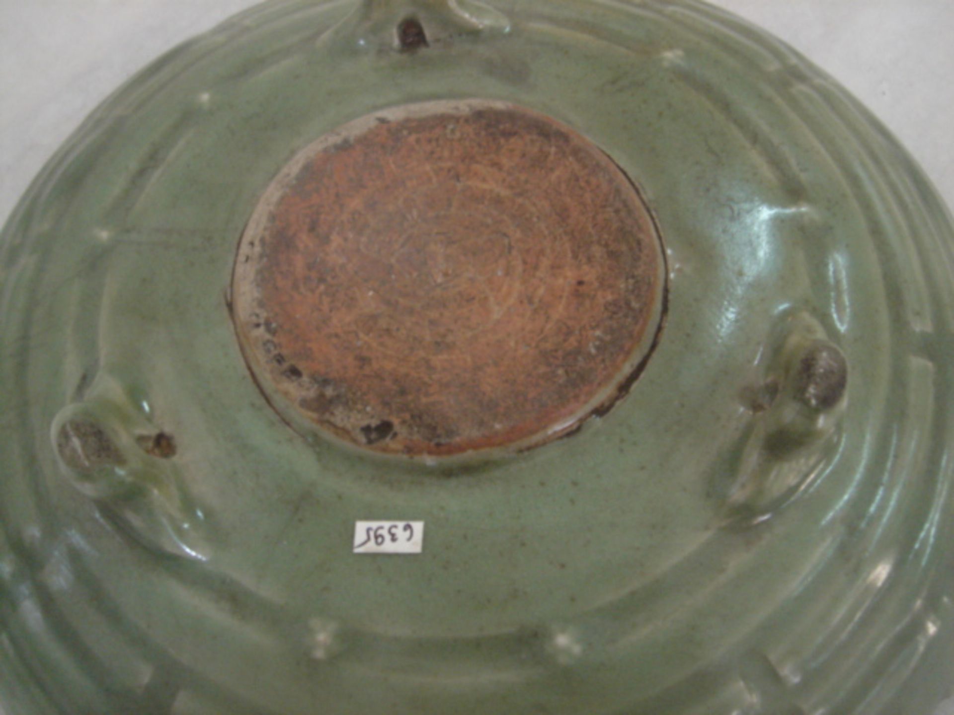 Large coupe tripode en épaisse porcelaine du Longquan moulé sous glaçure monochrome céladon de - Bild 2 aus 2