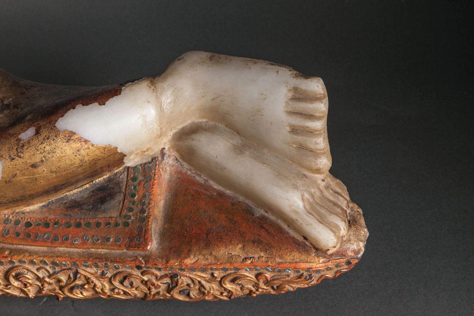 Parinirvâna Buddha allongé la tête reposant sur son bras accoudé vêtu d'une robe monastique plissée, - Bild 4 aus 5