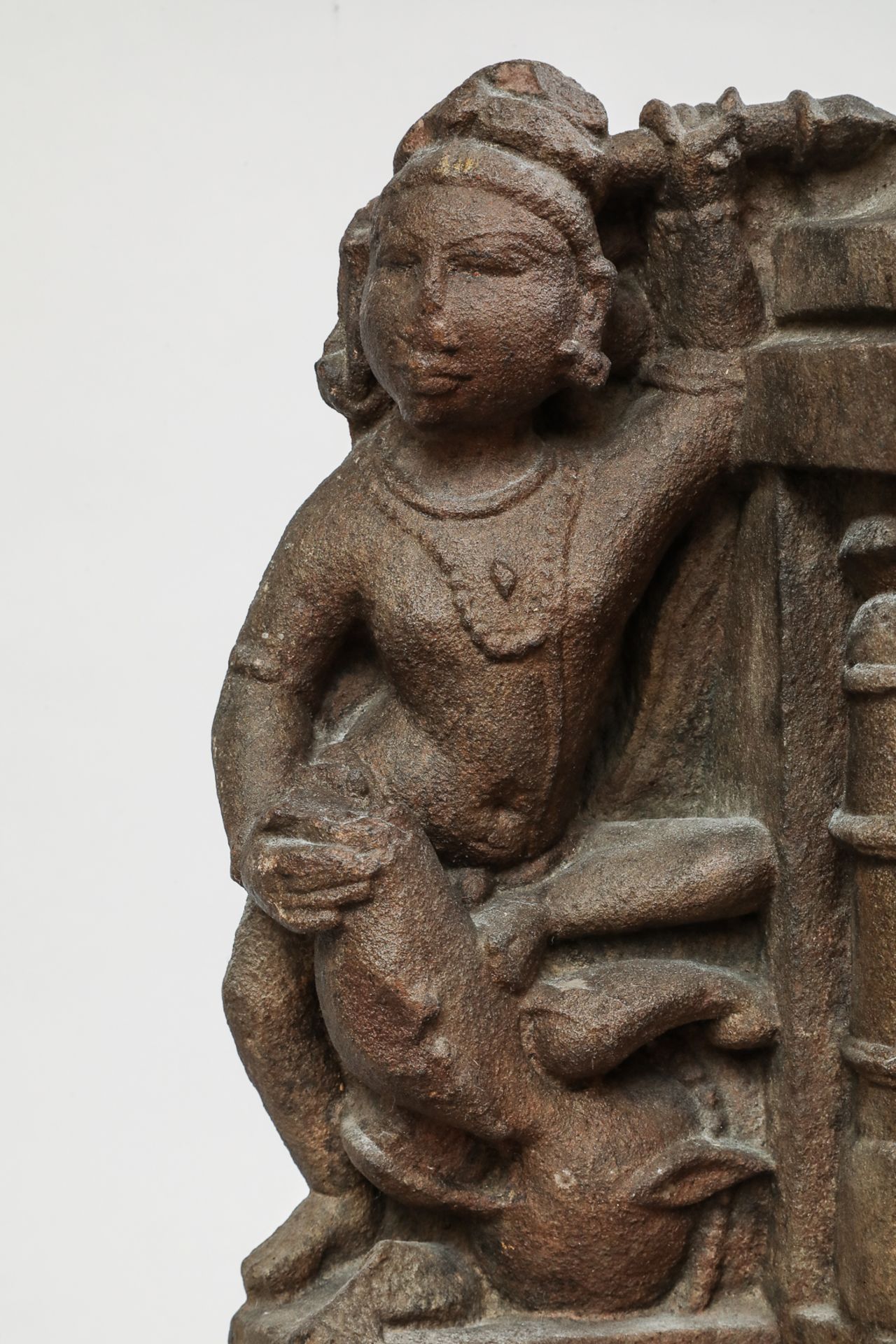 Haut relief de temple illustré du Dieu Agni assis en lalitasana sous une forme à quatre bras - Bild 2 aus 4