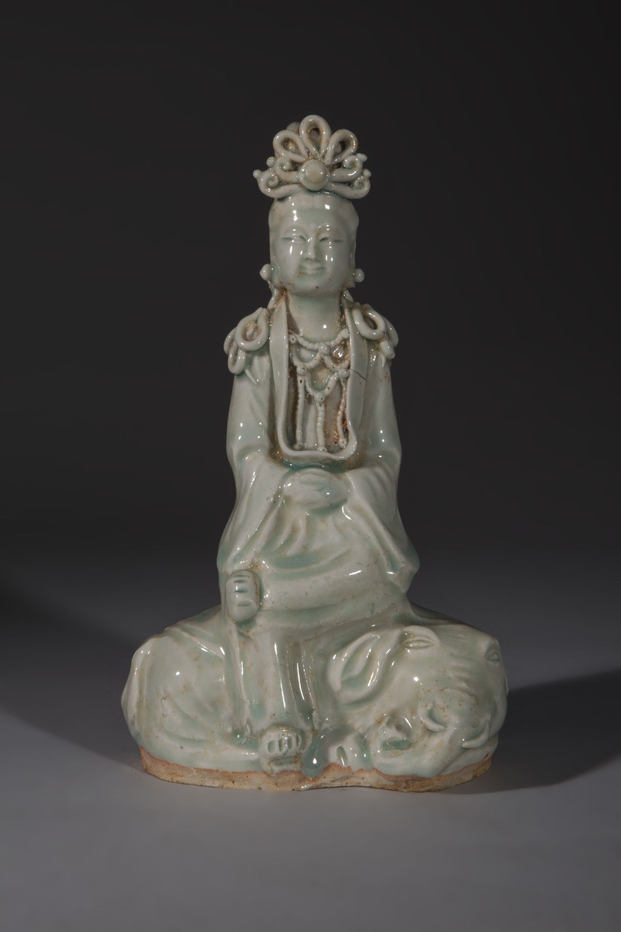 Kwan Yin assis en délassement sur l'éléphant bouddhique Fin grès porcelaineux à glaçure monochrome