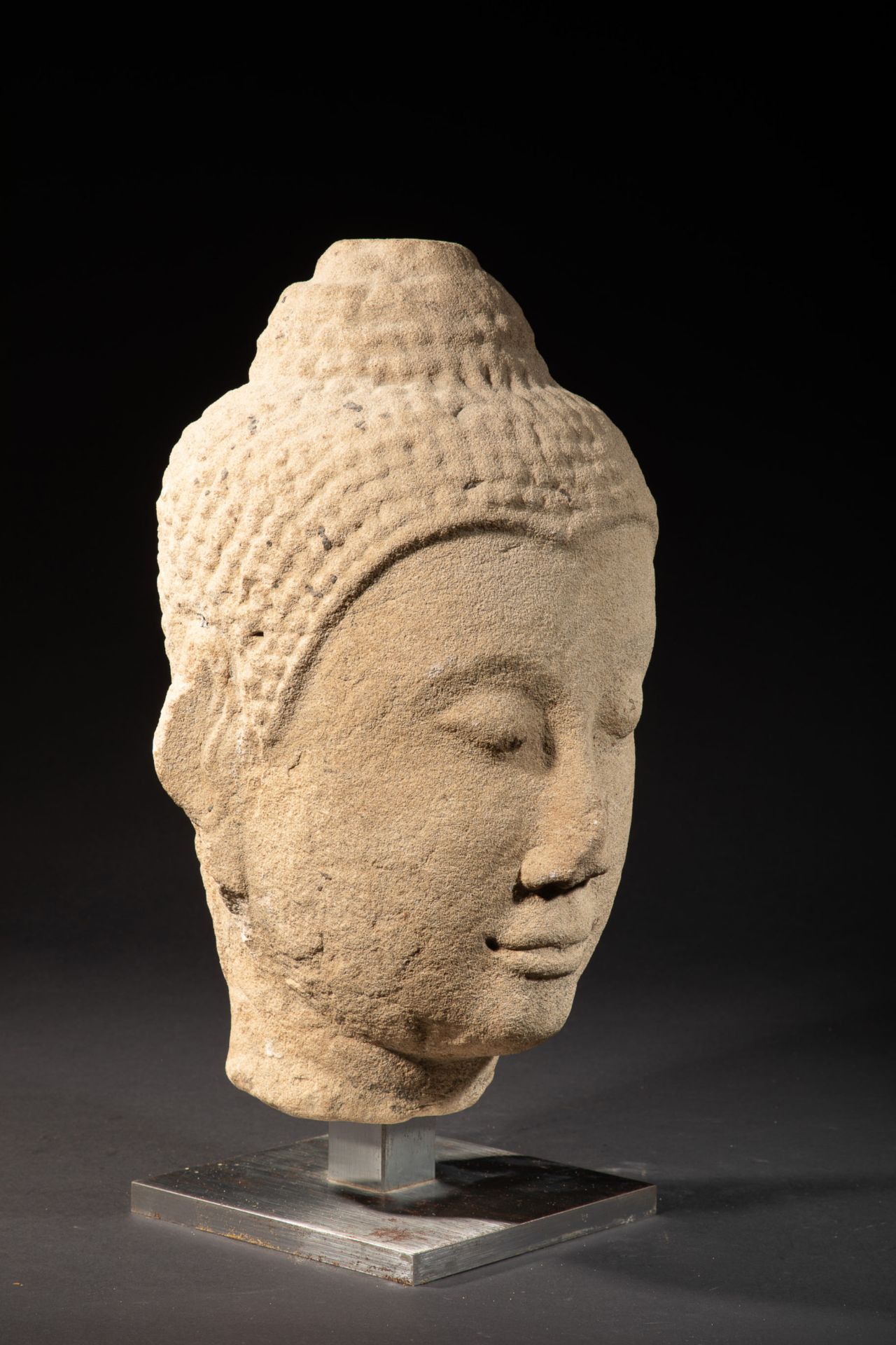 Tête de Buddha à l’expression sereine, les yeux mi-clos préconisant le regard à l’intérieur de soi , - Image 2 of 3