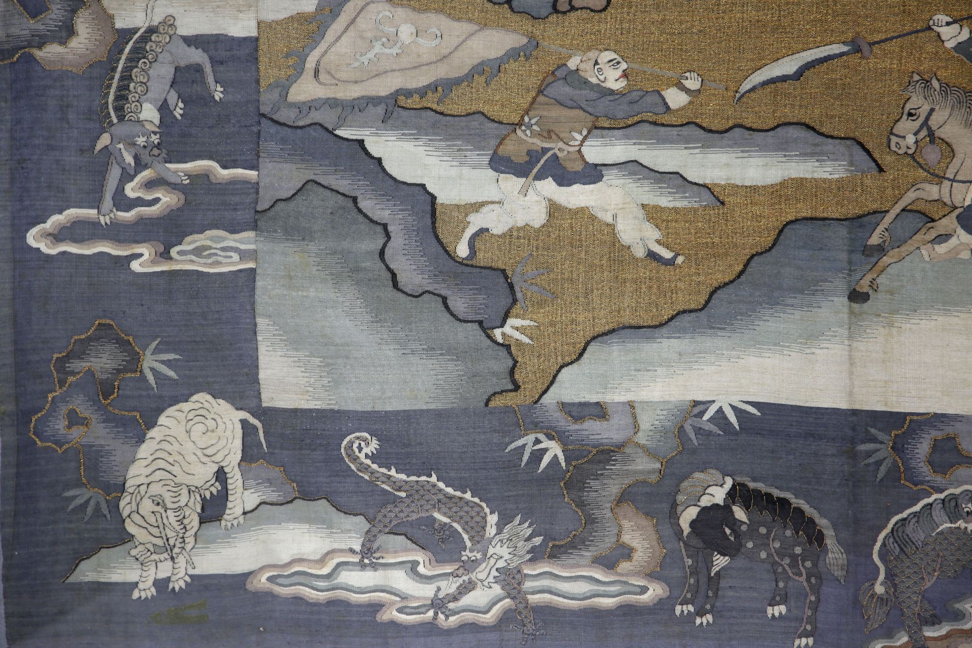Panneau de tapisserie de soie et fils d’or en tissage « Kosseu » Illustré d’une scène guerrière - Image 3 of 7