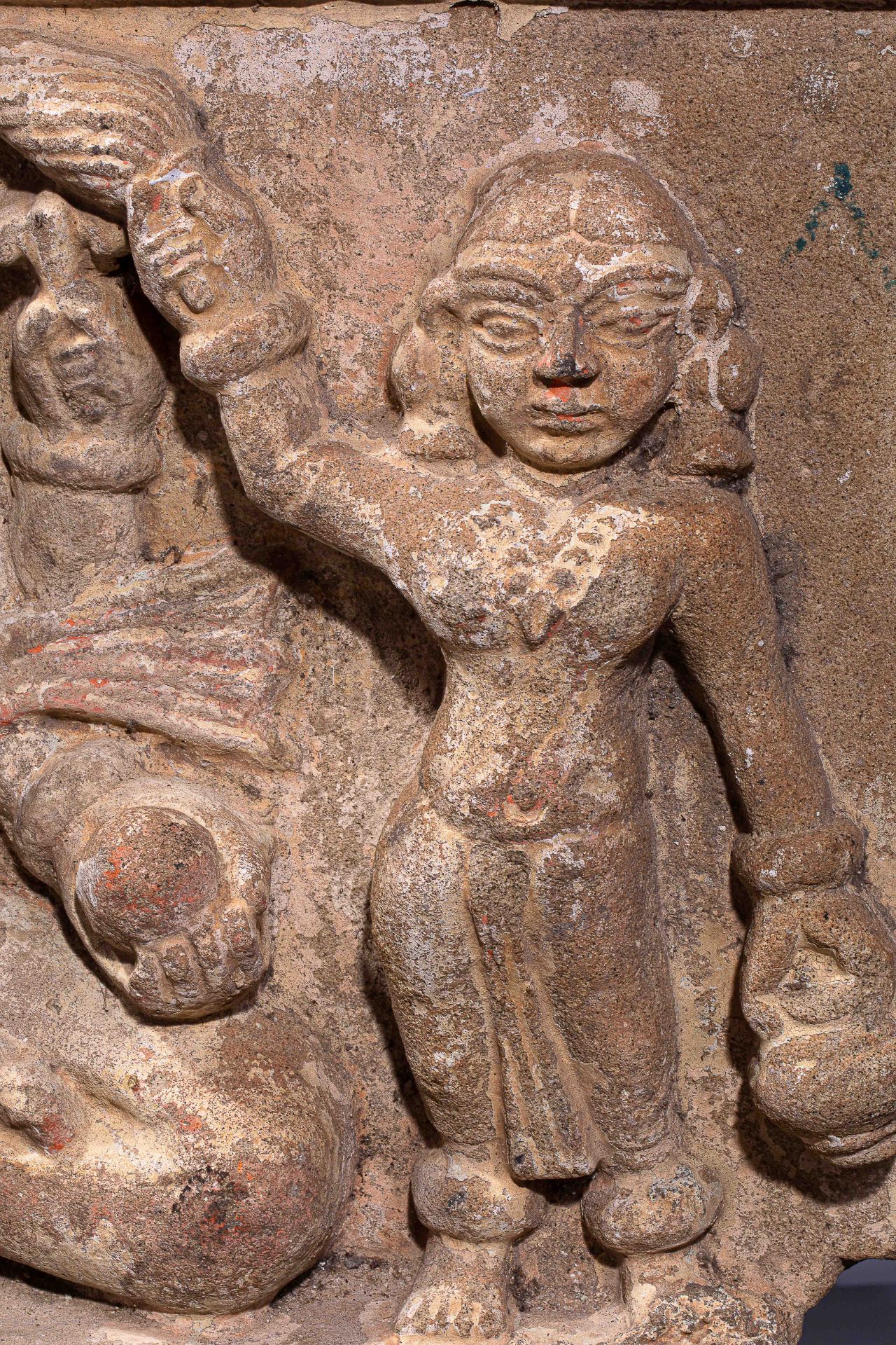 Bas relief de sanctuaire illustrant Ganesh assis en vajrasanasous une forme à quatre bras tenant des - Bild 4 aus 4