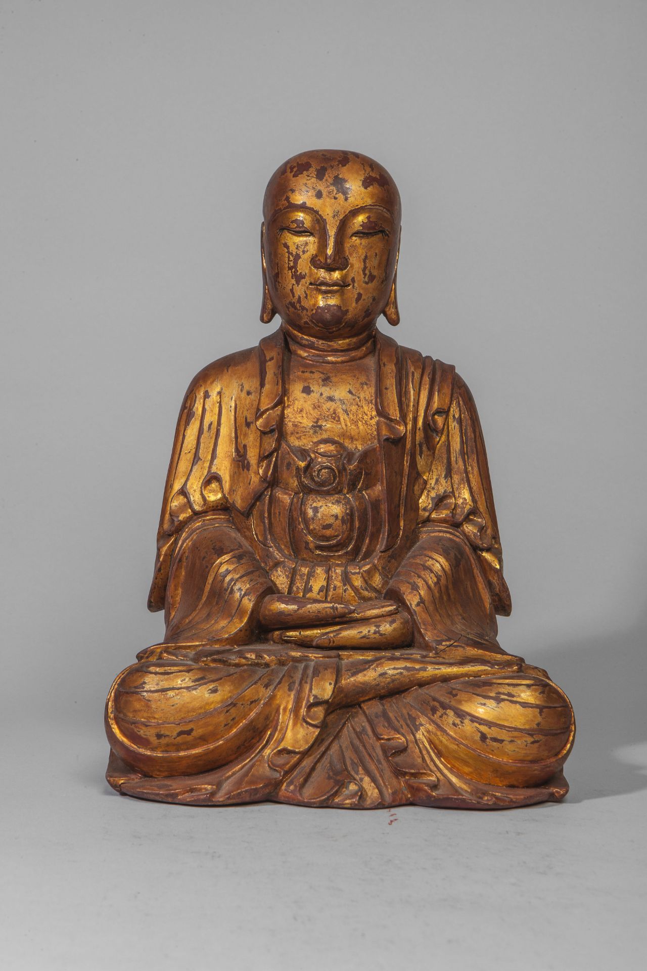 Lohan assis en méditation vêtu d'une robe monastique lui couvrant les épaules Bois laqué et doré