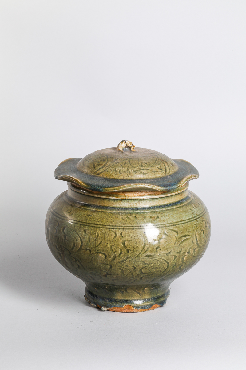 Bouillon couvert en épaisse porcelaine du Longquan incisé sous glaçure monochrome céladon de