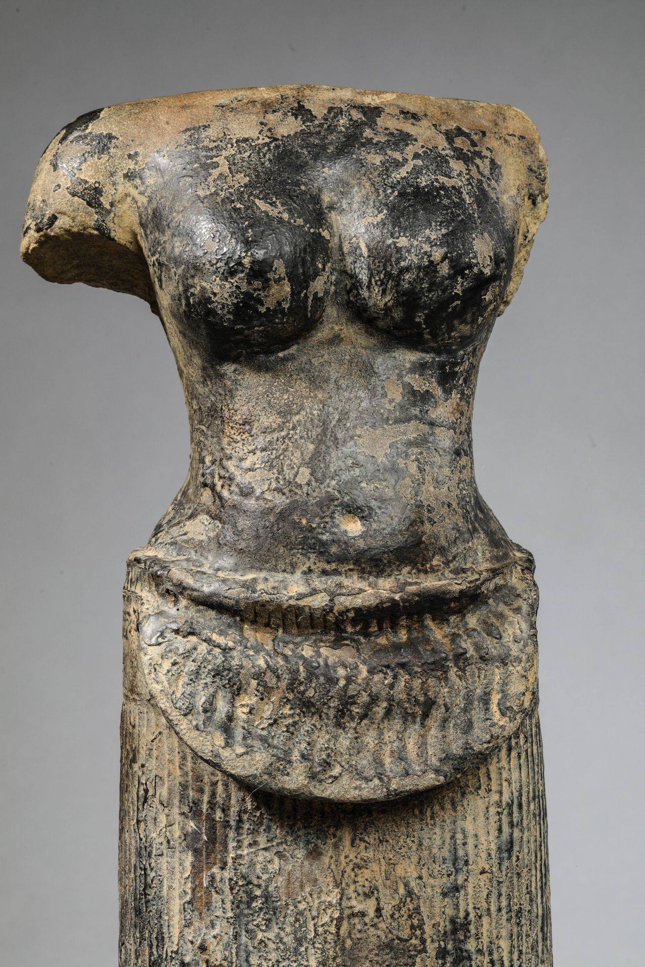 Torse de Uma à la poitrine dénudée, figurée dans une posture hiératique frontale, le bassin large et - Image 6 of 7