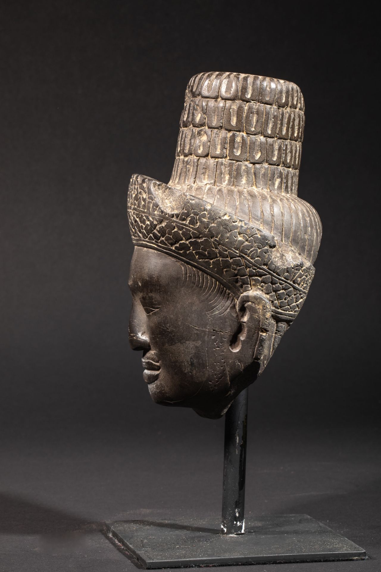 Tête de Shiva coiffée d’un diadème orfèvrie surmontée d’un haut chignon cylindrique d’ascète, - Bild 3 aus 5