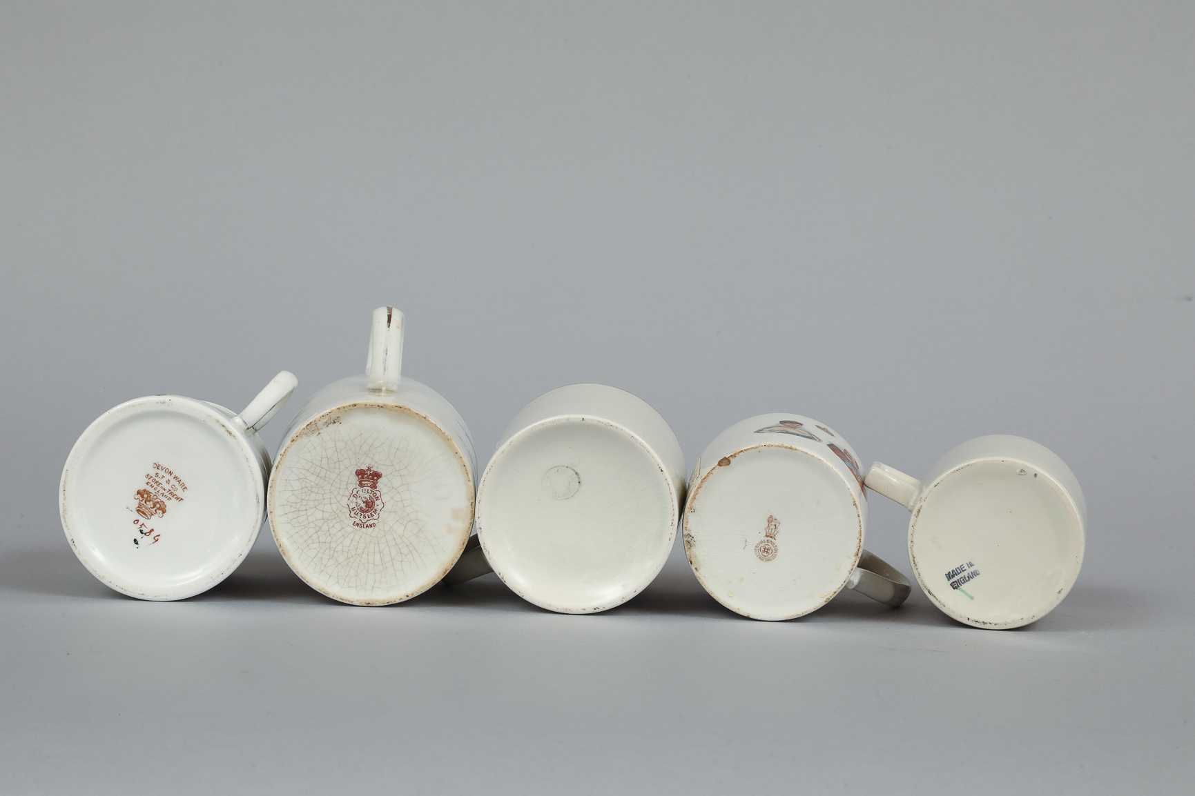 Suite de cinq mugs à déco de personnages de la cour royale anglaise 7cm à 9cm - Image 2 of 2