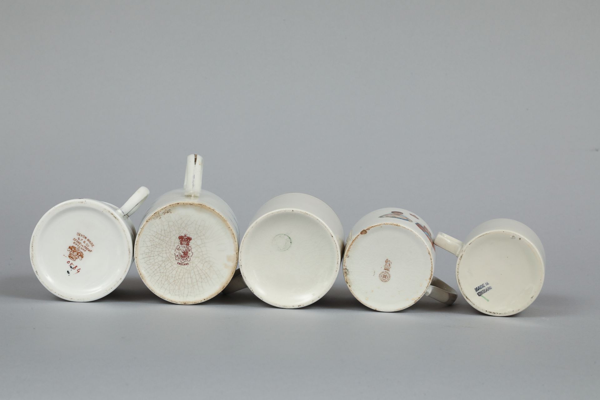 Suite de cinq mugs à déco de personnages de la cour royale anglaise 7cm à 9cm - Bild 2 aus 2